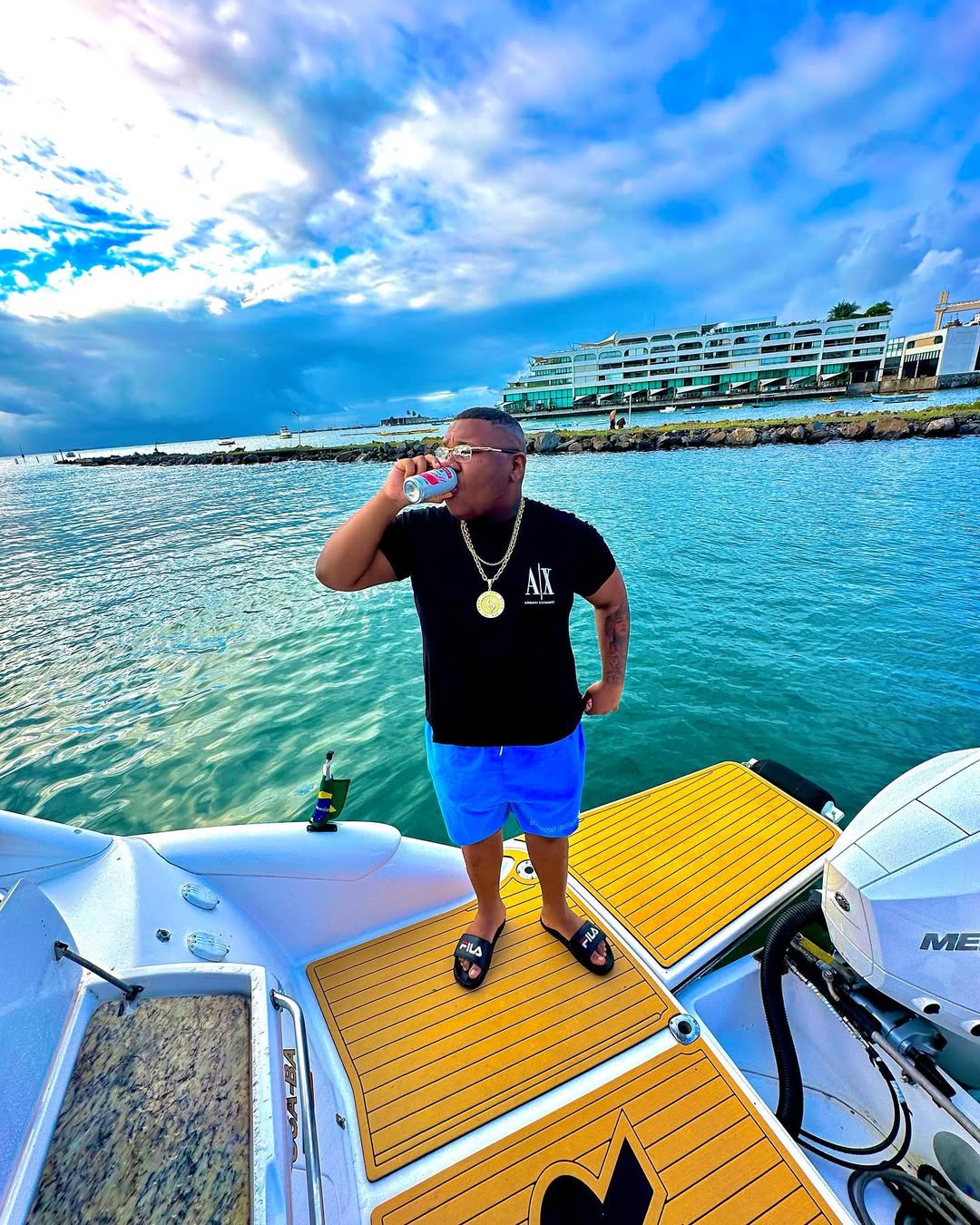 Trader de sucesso em iate de luxo